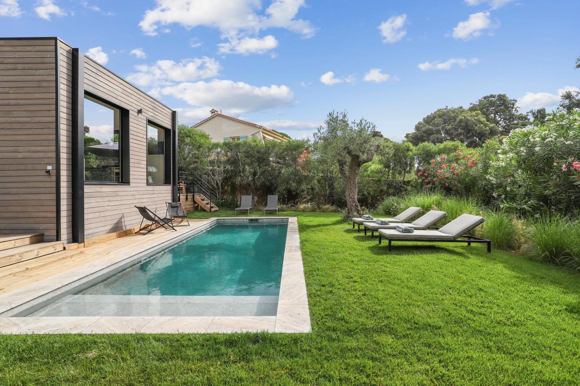 Villa La Temana, rénovée, piscine privée chauffée, grand jardin, plages et commerces à pied, à Cavalaire, près de Saint-Tropez Extérieur photo