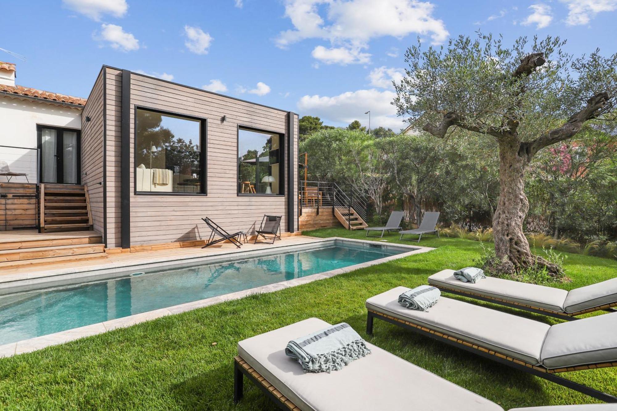 Villa La Temana, rénovée, piscine privée chauffée, grand jardin, plages et commerces à pied, à Cavalaire, près de Saint-Tropez Extérieur photo