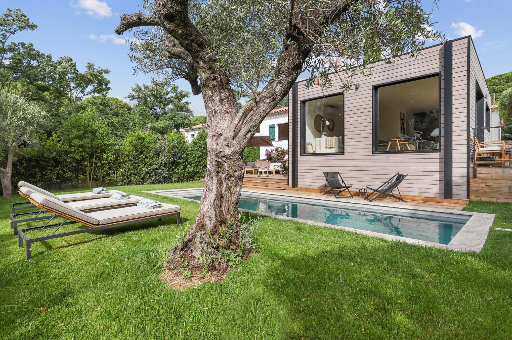 Villa La Temana, rénovée, piscine privée chauffée, grand jardin, plages et commerces à pied, à Cavalaire, près de Saint-Tropez Extérieur photo