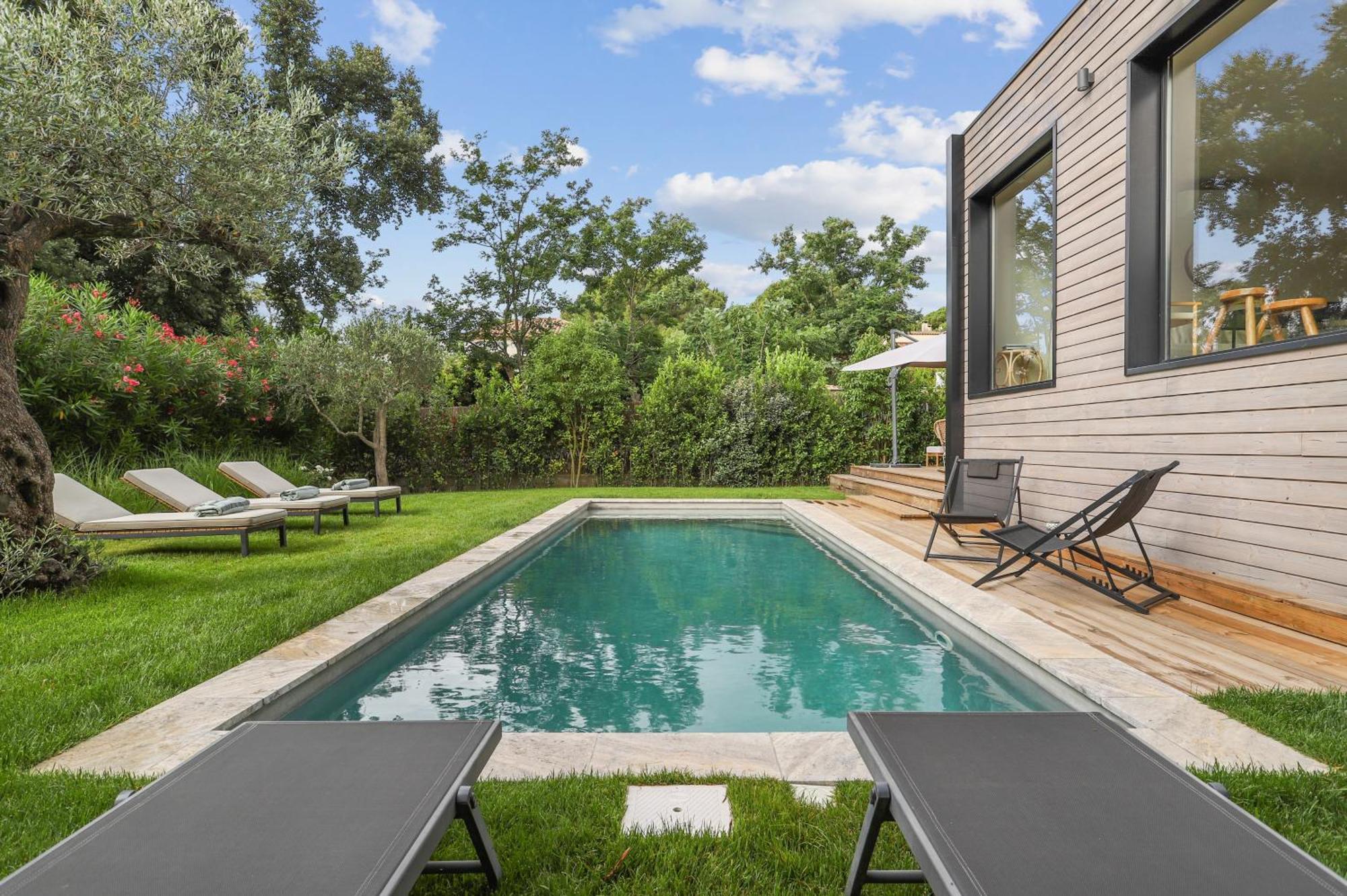 Villa La Temana, rénovée, piscine privée chauffée, grand jardin, plages et commerces à pied, à Cavalaire, près de Saint-Tropez Extérieur photo