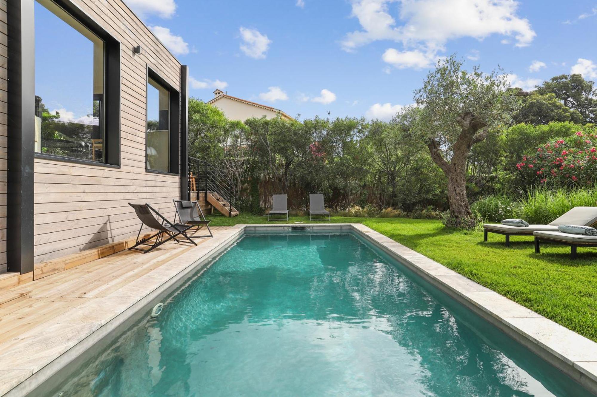Villa La Temana, rénovée, piscine privée chauffée, grand jardin, plages et commerces à pied, à Cavalaire, près de Saint-Tropez Extérieur photo