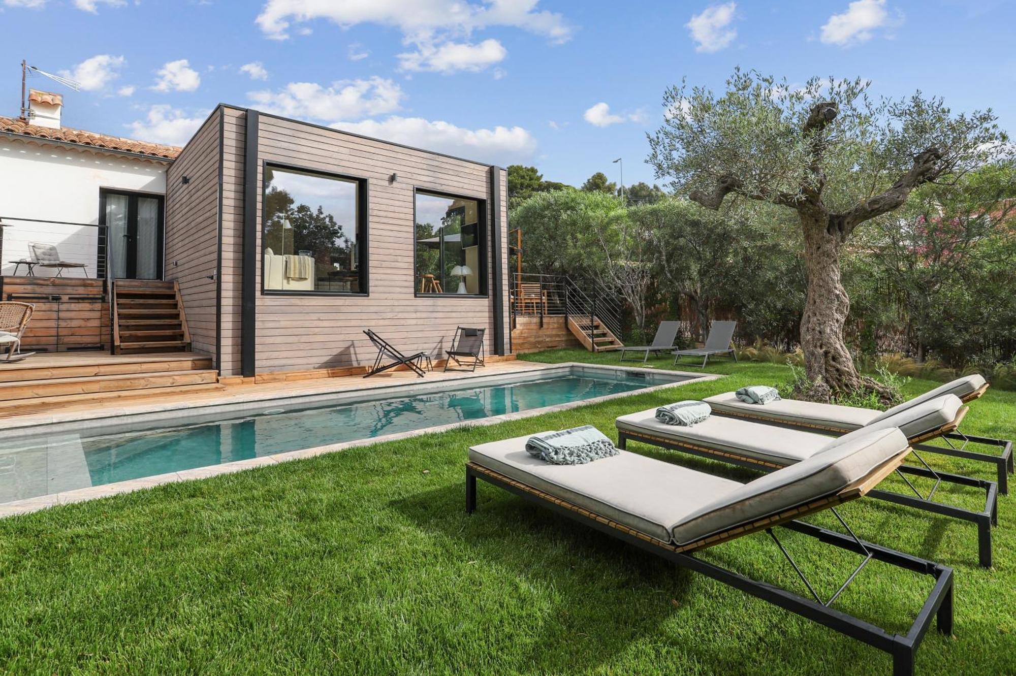 Villa La Temana, rénovée, piscine privée chauffée, grand jardin, plages et commerces à pied, à Cavalaire, près de Saint-Tropez Extérieur photo